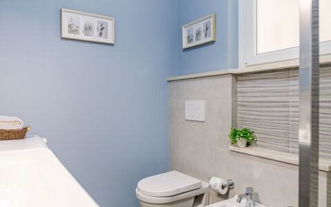 Altamarea Apartment: Azul, Baño, Arreglo De Tubería, Piso, Asiento Del Baño, Baño, Diseño De Interiores, Suelo, Plomería, Grifo