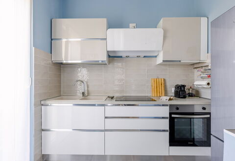 Altamarea Apartment: Aparato De Cocina, Cocina, Gabinetes, Mostrador, Electrodoméstico, Piso, Mueble, Diseño De Interiores, Madera, Electrodoméstico