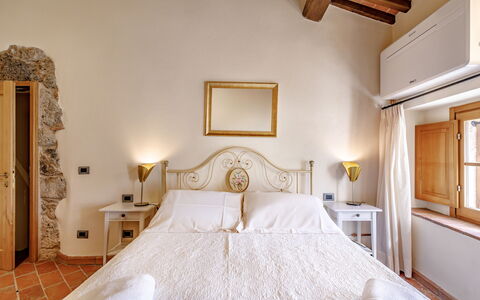 Relais la Costa: Mueble, Pared, Cama, Diseño De Interiores, Habitación, Piso, Suelo, Sábana, Techo, Lecho