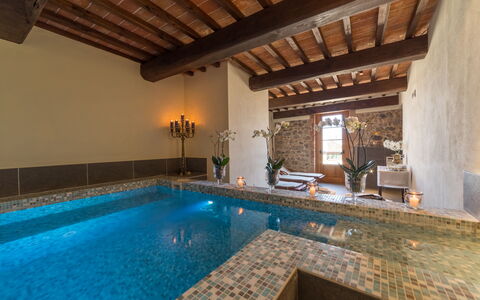 Relais la Costa: Piso, Diseño De Interiores, Arquitectura, Suelo, Encendiendo, Mueble, Piscina, Recurso, Techo, Hotel