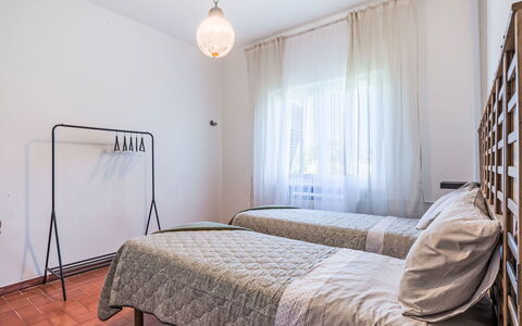 Celeste: Cama, Habitación, Diseño De Interiores, Suelo, Piso, Sábana, Lecho, Madera, Mueble, Textil
