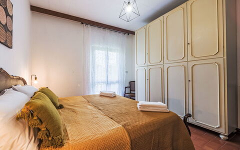 Celeste: Diseño De Interiores, Cama, Mueble, Habitación, Pared, Piso, Suelo, Habitación, Sábana, Madera