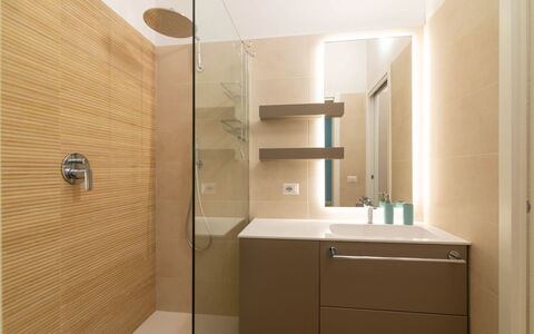 Vittoria Suite: Baño, Diseño De Interiores, Piso, Lavabo Del Baño, Suelo, Arreglo De Tubería, Pared, Espejo, Mueble De Baño, Madera