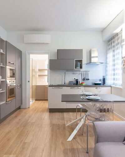 Vittoria Suite: Mueble, Diseño De Interiores, Piso, Suelo, Cocina, Madera, Gabinetes, Mostrador, Silla, Techo