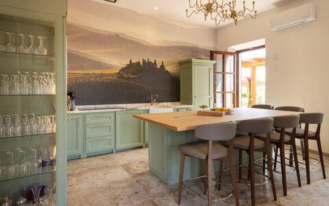 Villa Leone Reale: Mueble, Diseño De Interiores, Madera, Piso, Mostrador, Cocina, Gabinetes, Techo, Encendiendo, Suelo