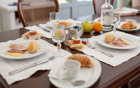 Masseria Lamagrotte By Raro Rooms: Comida, Vajilla, Utensilios Para Servir, Vajilla, Drinkware, Mesa, Mueble, Plato, Ingrediente