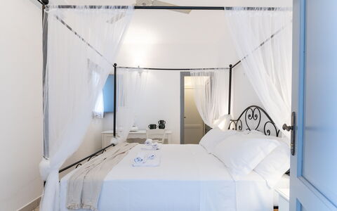 Masseria Lamagrotte By Raro Rooms: Mueble, Cama, Diseño De Interiores, Habitación, Suelo, Textil, Lecho, Sábana, Piso, Marco De La Cama