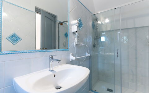 Masseria Lamagrotte By Raro Rooms: Baño, Arreglo De Tubería, Lavabo Del Baño, Diseño De Interiores, Piso, Suelo, Grifo, Lavabo, Plomería, Espejo