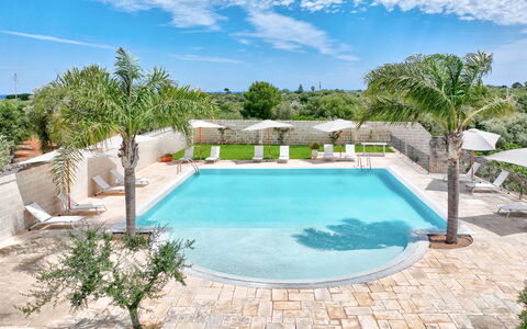 Masseria Lamagrotte by Raro Rooms: Piscina, Mueble Para Exteriores, Recurso, Paraguas, Sunlounger, Material Compuesto, Eco Hotel, Thermae, Sombra, Fuente De Agua