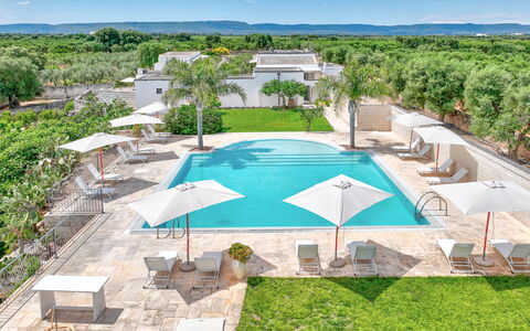 Masseria Lamagrotte By Raro Rooms: Piscina, Recurso, Inmuebles, Eco Hotel, Hacienda, Sombra, Sunlounger, Mueble Para Exteriores, Paraguas, Villa