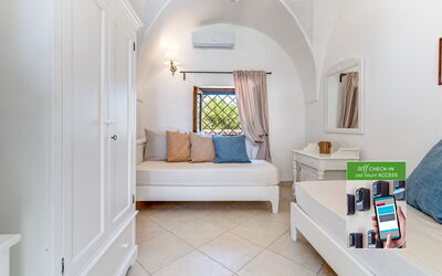 Suite Azalea by Raro Rooms - Masseria Lamagrotte: Diseño De Interiores, Suelo, Piso, Mueble, Techo, Diseño, Sala, Sofá, Almohada