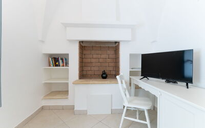 Suite Begonia by Raro Rooms - Masseria Lamagrotte: Diseño De Interiores, Piso, Mueble, Suelo, Techo, Habitación, Departamento, Sala, Silla, Moldura