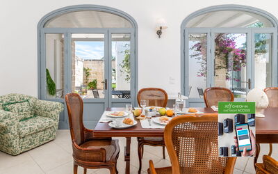 Iris Romantic con Patio by Raro Rooms - Masseria l: Mueble, Diseño De Interiores, Mesa, Silla, Cocina Y Comedor Mesa, Comedor, Piso, Encendiendo, Habitación, Suelo