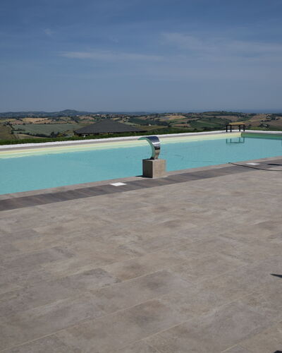 Casa In Collina: Material Compuesto, Piscina, Hormigón, Sombra, Loseta, Losa