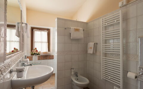 Villa Anna: Diseño De Interiores, Mueble, Piso, Suelo, Arreglo De Tubería, Techo, Habitación, Baño, Encendiendo, Lavabo Del Baño