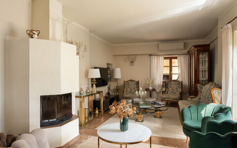 Villa Anna: Mueble, Diseño De Interiores, Pared, Piso, Sala, Madera, Sofá, Suelo, Habitación, Encendiendo