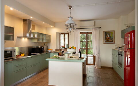 Villa Anna: Mueble, Cocina, Mostrador, Diseño De Interiores, Gabinetes, Aparato De Cocina, Piso, Madera, Suelo, Techo