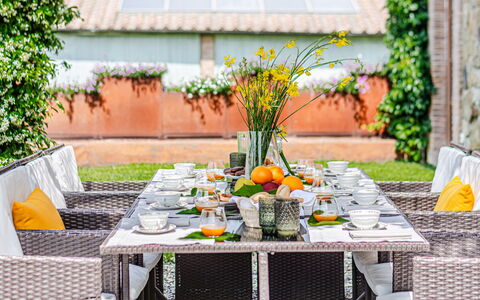 Villa Anna: Mueble, Mesa, Vajilla, Silla, Manteles, Comida, Mesa Al Aire Libre, Mueble Para Exteriores, Fruta, Vajilla