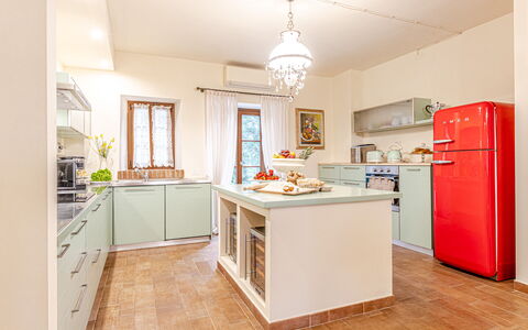 Villa Anna: Aparato De Cocina, Cocina, Mostrador, Diseño De Interiores, Gabinetes, Mueble, Electrodoméstico, Piso, Madera, Suelo