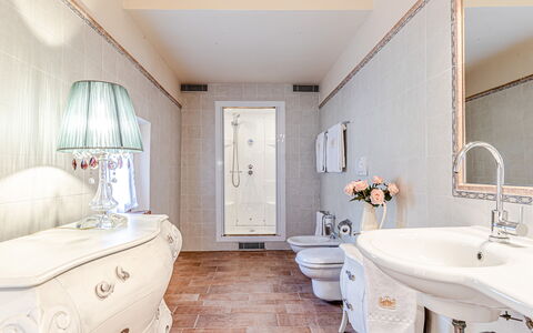 Villa Anna: Diseño De Interiores, Arreglo De Tubería, Baño, Piso, Grifo, Suelo, Lavabo, Plomería, Mueble, Lavabo Del Baño