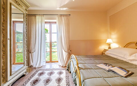 Villa Anna: Mueble, Diseño De Interiores, Cama, Madera, Suelo, Habitación, Piso, Habitación, Techo, Textil