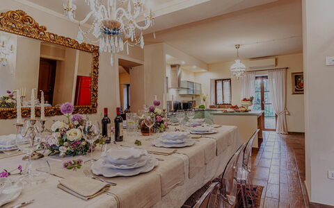 Villa Anna: Mueble, Diseño De Interiores, Mesa, Techo, Comedor, Silla, Textil, Habitación, Cocina Y Comedor Mesa, Encendiendo