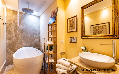 Villa Airone Tegoni, Pool, Radicondoli: Diseño De Interiores, Baño, Arreglo De Tubería, Piso, Pared, Suelo, Bañera, Techo, Grifo, Plomería