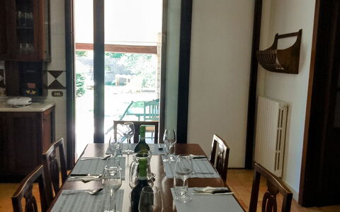 Villa Ginevra: Mueble, Mesa, Madera, Diseño De Interiores, Comedor, Piso, Silla, Cocina Y Comedor Mesa, Encendiendo, Suelo
