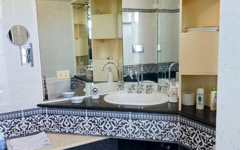 Villa Ginevra: Diseño De Interiores, Arreglo De Tubería, Piso, Suelo, Baño, Grifo, Lavabo Del Baño, Plomería, Lavabo, Loseta