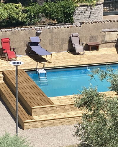 Villa Ginevra: Piscina, Madera, Mueble Para Exteriores, Material Compuesto, Sunlounger, Ocio, Sombra, Jardín, Recurso, Manchas De Madera