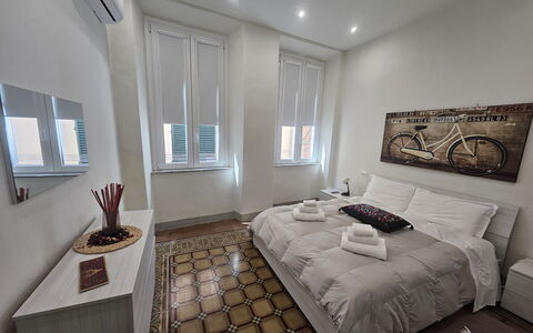 Il Cervo In Città: Suelo, Piso, Madera, Diseño De Interiores, Departamento, Habitación, Habitación, Techo, Cama, Manchas De Madera