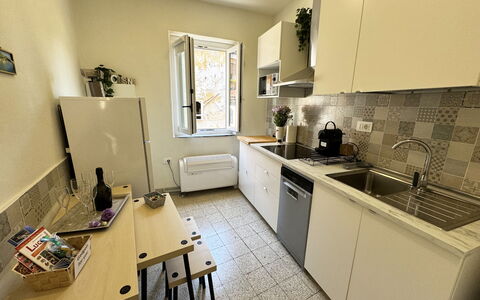 Il Cervo In Città: Cocina, Aparato De Cocina, Electrodoméstico, Mostrador, Estufa De Cocina, Estufa, Estufa De Gas, Gabinetes, Fregadero, Piso
