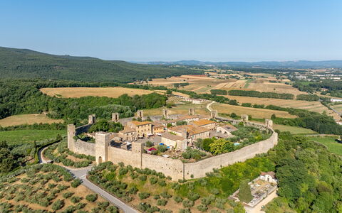 Casa La Cedrina, Pool, Lornano: Paisaje, Pueblo, Vista Panorámica, Fotografía Aérea, Paisajismo, Fortificación, Plantación, Castillo