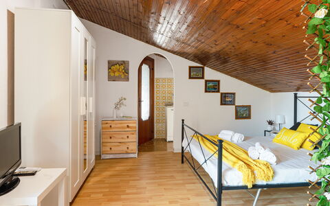 Sopraloreto Apartment: Mueble, Diseño De Interiores, Cama, Suelo, Piso, Habitación, Habitación, Madera, Techo, Lecho