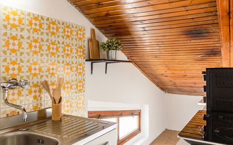 Sopraloreto Apartment: Diseño De Interiores, Piso, Pared, Madera, Suelo, Techo, Habitación, Cocina, Encendiendo, Casa