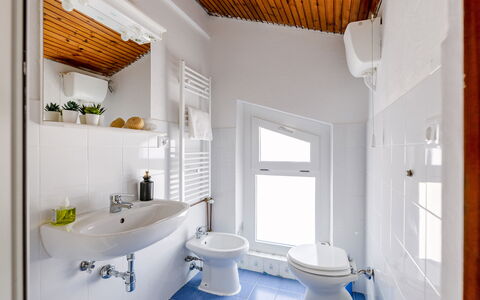 Sopraloreto Apartment: Arreglo De Tubería, Piso, Suelo, Diseño De Interiores, Baño, Lavabo, Baño, Habitación, Grifo, Asiento Del Baño