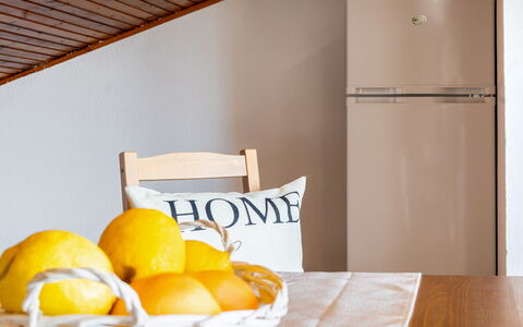 Sopraloreto Apartment: Mueble, Diseño De Interiores, Aparato De Cocina, Habitación, Electrodoméstico, Electrodoméstico, Gabinetes, Manchas De Madera, Madera Dura, Refrigerador