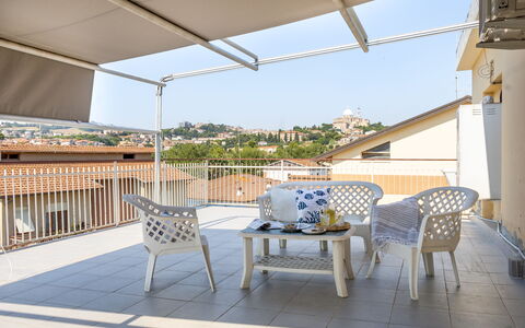 Sopraloreto Apartment: Mueble, Silla, Balcón, Mueble Para Exteriores, Sombra, Estructura Al Aire Libre, Toldo, Paraguas, Planta De Casa, Mesa Al Aire Libre