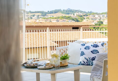 Sopraloreto Apartment: Mueble, Diseño De Interiores, Silla, Mueble Para Exteriores, Balcón, Sombra, Manchas De Madera, Diseño, Planta De Casa, Linos