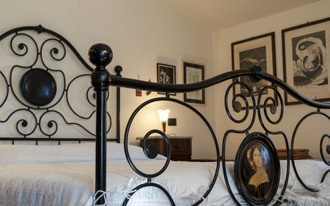 Country Historical House Lucca: Diseño De Interiores, Habitación, Marco De La Cama, Cama, Hierro, Metal, Lecho, Sábana, Madera Dura