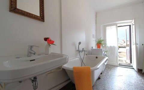 Casa Zaira: Arreglo De Tubería, Lavabo Del Baño, Diseño De Interiores, Plomería, Grifo, Suelo, Lavabo, Baño, Planta De Casa, Espejo