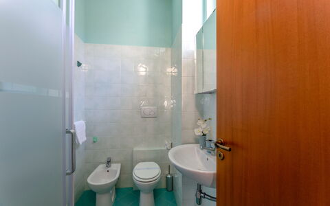 Sweet Conero: Piso, Diseño De Interiores, Suelo, Arreglo De Tubería, Habitación, Techo, Baño, Vaso, Loseta, Grifo