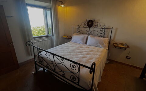 Appartamento Del Mercato: Habitación, Cama, Piso, Suelo, Mueble, Lecho, Sábana, Diseño De Interiores, Marco De La Cama, Linos
