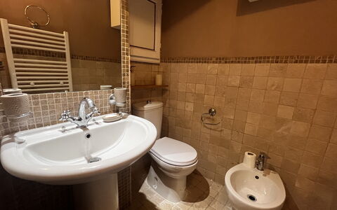 Appartamento Del Mercato: Baño, Asiento Del Baño, Arreglo De Tubería, Lavabo Del Baño, Piso, Baño, Lavabo, Suelo, Grifo, Plomería