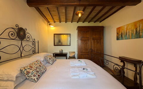 Appartamento Del Mercato: Mueble, Pared, Diseño De Interiores, Suelo, Madera, Piso, Techo, Habitación, Cama, Encendiendo
