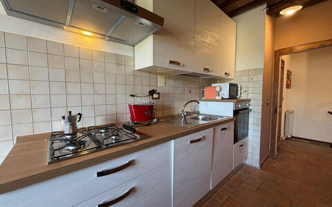 Appartamento Del Mercato: Cocina, Mostrador, Aparato De Cocina, Fregadero, Piso, Electrodoméstico, Madera, Gabinetes, Diseño De Interiores, Estufa De Cocina