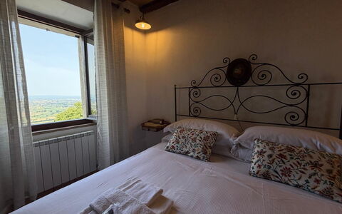 Appartamento Del Mercato: Habitación, Cama, Lecho, Sábana, Marco De La Cama, Linos, Lámpara, Marco