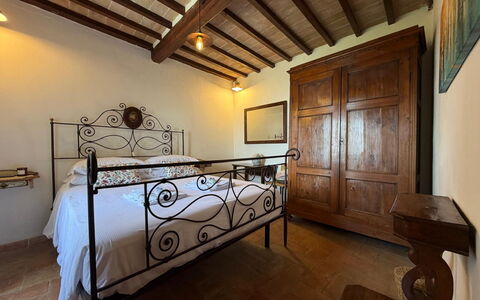 Appartamento Del Mercato: Pared, Piso, Mueble, Madera, Diseño De Interiores, Suelo, Techo, Habitación, Cama, Habitación