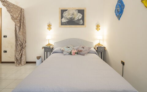 Casa Gioia In Lucca: Cama, Mueble, Lecho, Habitación, Sábana, Diseño De Interiores, Pared, Linos, Madera, Suelo