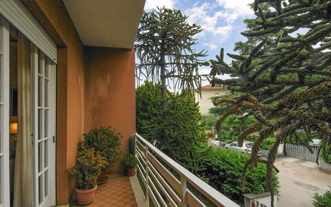 Butterfly Apartment In Lucca: Departamento, Balcón, Condominio, Sombra, Manchas De Madera